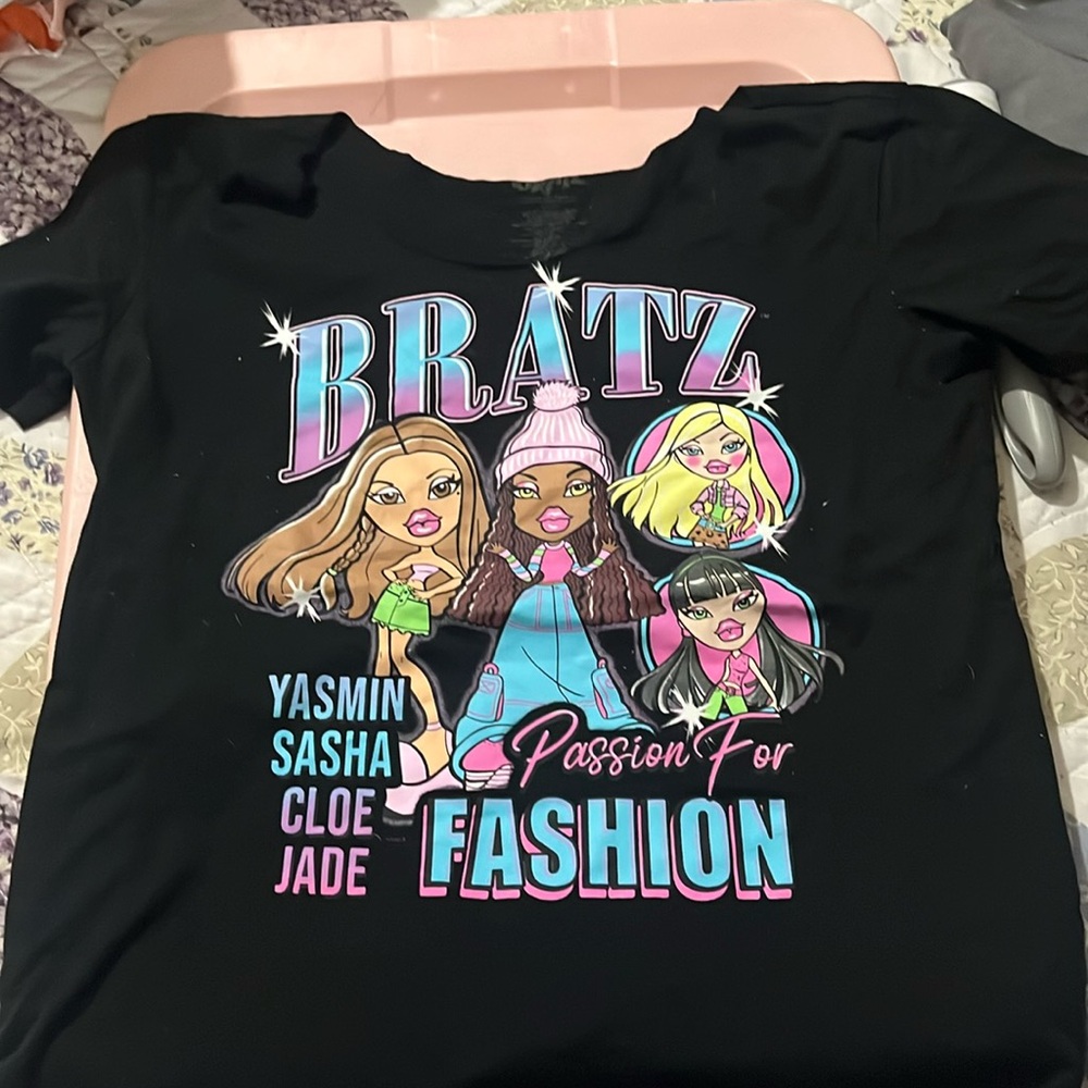 A off shoulder bratz T-shirt